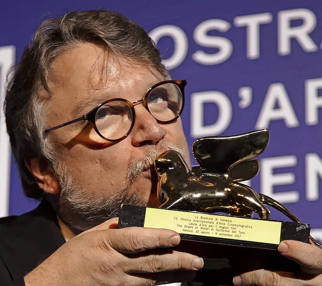 So kssen Sieger: Guillermo Del Toro und sein Golderner Lwe  | Foto: dpa