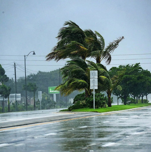 Mit gewaltiger Zerstrungskraft hat &#...220;   die Sdspitze Floridas erreicht  | Foto: afd