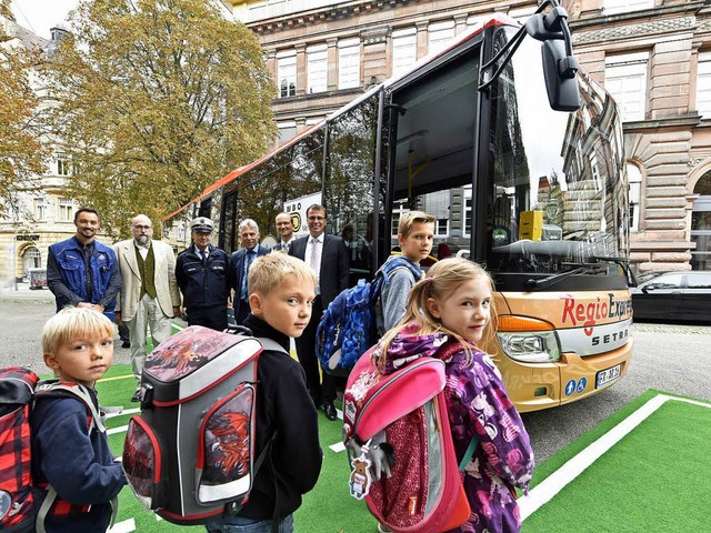 Schulbusse beim Sicherheitscheck: Lenk...cht, Haltegriffe &#8211; alles okay.    | Foto: MICHAEL BAMBERGER