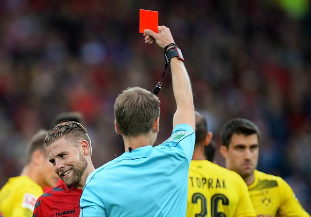 Misslungener Einstand: Schiedsrichter ...rtus zeigt Yoric Ravet die rote Karte.  | Foto: dpa