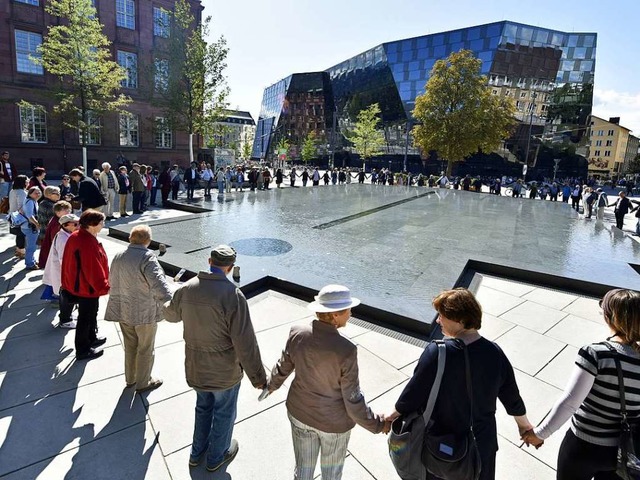 Die Menschenkette um den Gedenkbrunnen  | Foto: Michael Bamberger