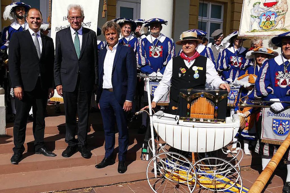 Übergabe der Heimattagefahne von Karlsruhe an Waldkirch. (Foto: Sylvia Sredniawa) Übergabe der Heimattagefahne von Karlsruhe an Waldkirch. (Foto: Sylvia Sredniawa)