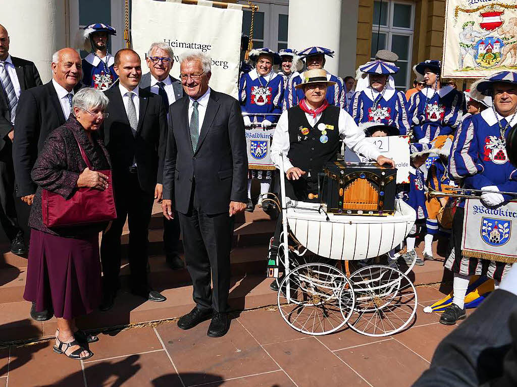 Vertreter aus Waldkirch mit dem Ministerprsidenten und der Heimattagefahne im Hintergrund.