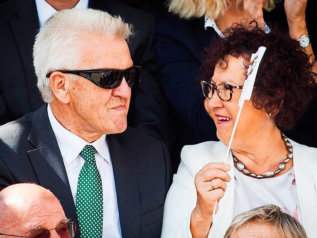 Zum Abschluss der Heimattage in Karlsruhe sieht sich baden-wrttembergs Ministerprsident Winfried Kretschmann  zusammen mit seiner Frau Gerlinde  den Landesfestumzug an.