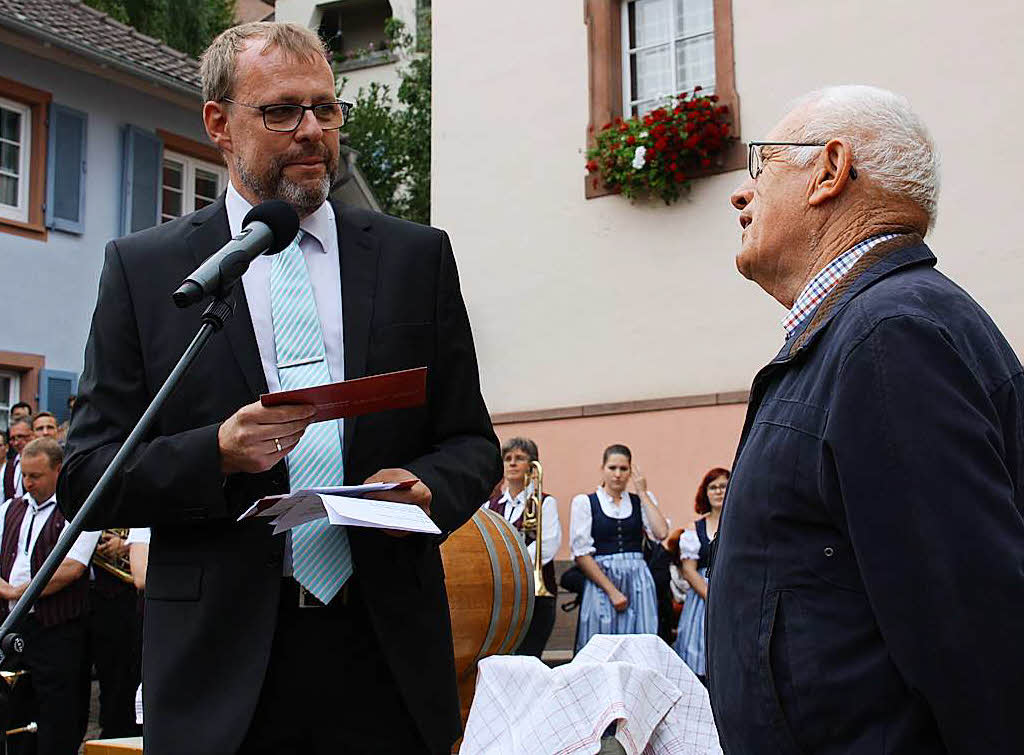 Ein Prsent berreichte Brgermeister Harald Lotis (links) an Otto Knig, der zwei Jahrzehnte die Finanzen der Vereinsgemeinschaft beim Hoselipsfest verwaltete.