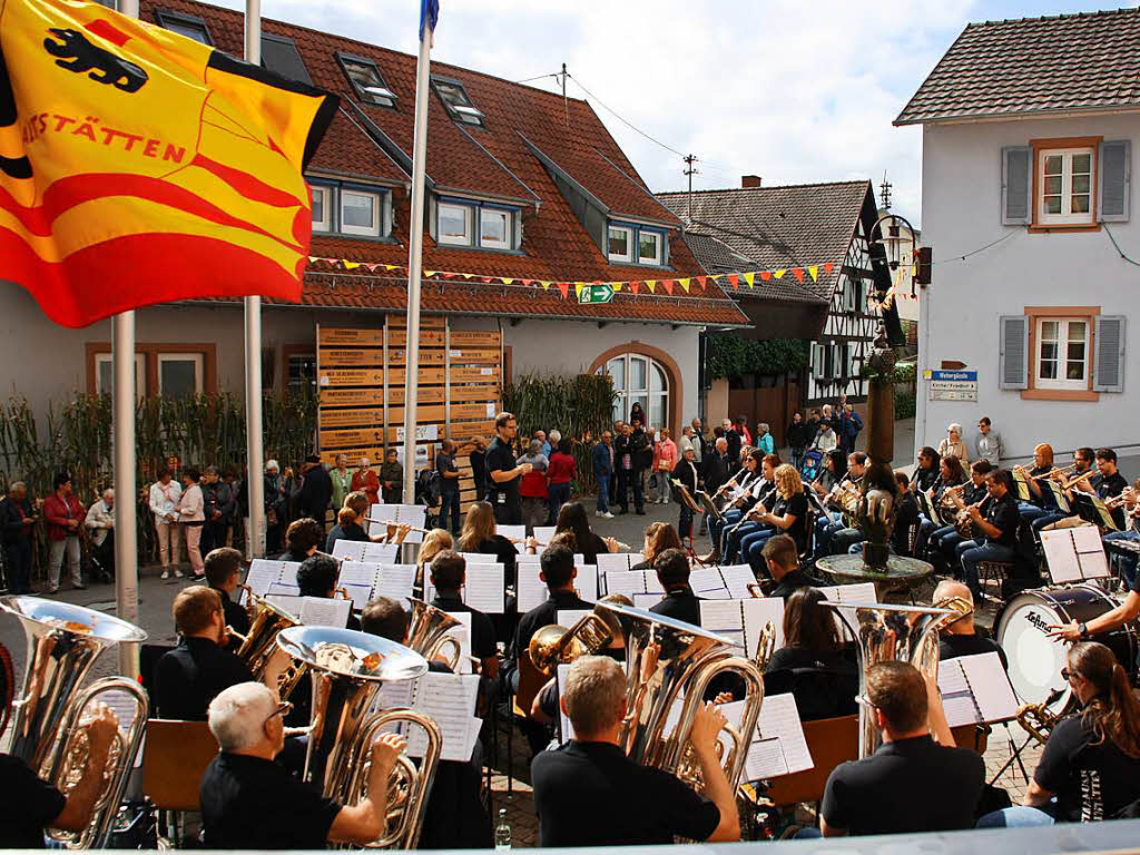 Der Musikverein aus Altsttten in der Schweiz bei seinem Auftritt vor dem Rathaus.