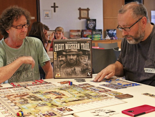 Michael Huber (rechts) hat den Spielet...chaftlicher Spieler und Spielesammler.  | Foto: Katharina Bartsch
