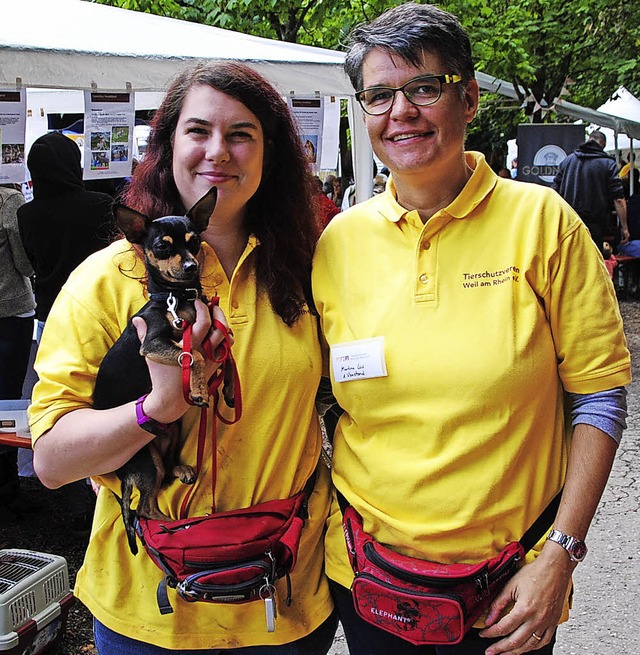 Vorsitzende Martina Lais (rechts) und ...o&#8220;, der eine neue Heimat sucht.   | Foto: Sedlak