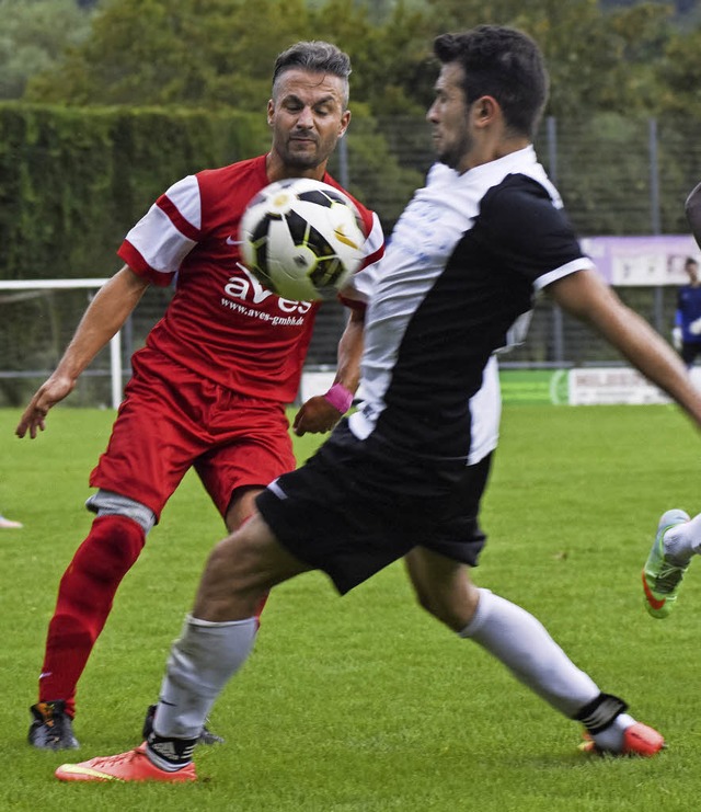 Benjamin Ziegler (links), hier in eine...r Aufgabe als Spielertrainer zurck.    | Foto:  Sebastian Khli