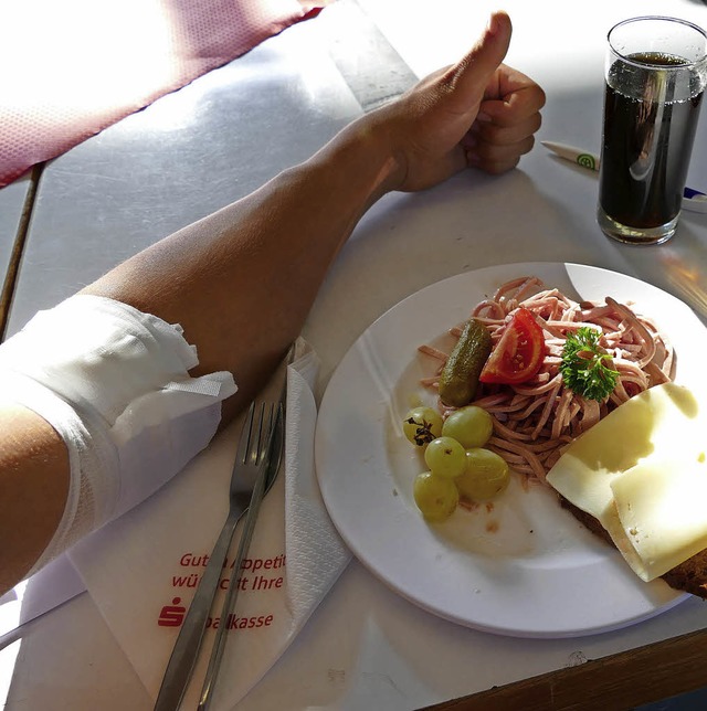 Zur Strkung bekommen Blutspender stet... Symbolbild Wurstsalat und Ksebrot.    | Foto: Silas Schwab