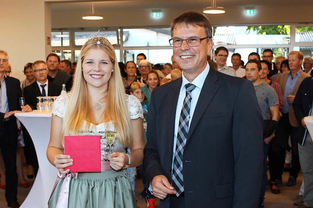 Weinprinzessin Sinja Hornecker und Eic...uder beim Empfang ihrer Heimatgemeinde  | Foto: Mario Schneberg