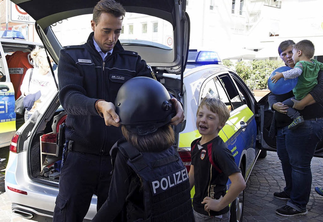 Beamten der Polizei zeigten auch den jngsten Besuchern ihre Ausrstung.  | Foto: Volker Mnch