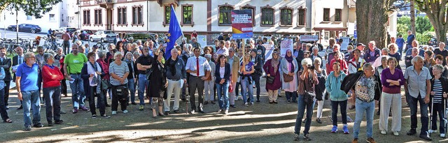 Gut 200 Menschen kamen zur Kundgebung ...Fechner mit einer groe Europa-Fahne.   | Foto: Helmut Rothermel