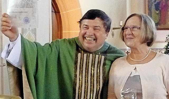 Pfarrer Klaus Fietz berreicht Claudia...r Seelsorgeeinheit und eine Urkunde.    | Foto: Peter Meister