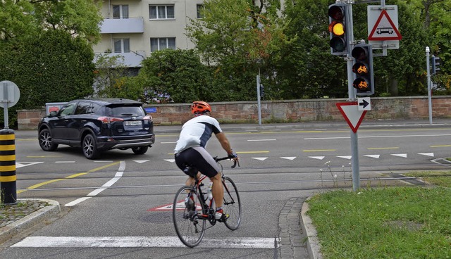 Rechtsabbiegen trotz Rotlicht erlaubt:...fahrer, dass er rechts abbiegen darf.   | Foto: Britta Wieschenkmper