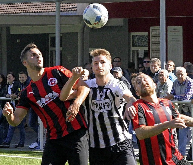 In die Mangel genommen: Der Bergalinge...uel Beyrle (links) und Velibor Radic.   | Foto: Michael Neubert