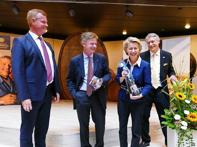 Beim Besuch von Bundesverteidigungsmin...em Vorstandsvorsitzenden der Kellerei.  | Foto: Gerold Zink