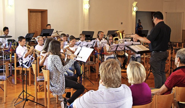 Das Vororchester mit Nachwuchsmusikern...r der Leitung von Martin Baumgartner.   | Foto: Helmut Hassler