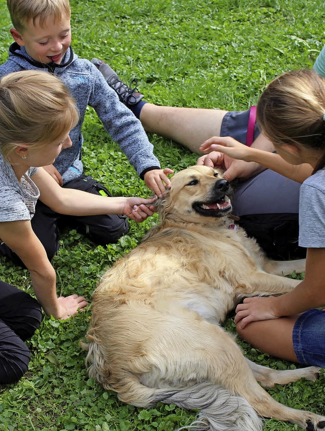 25 Kinder statteten den Hundefreunden ... kuscheln war natrlich sehr begehrt.   | Foto: Petra Mann