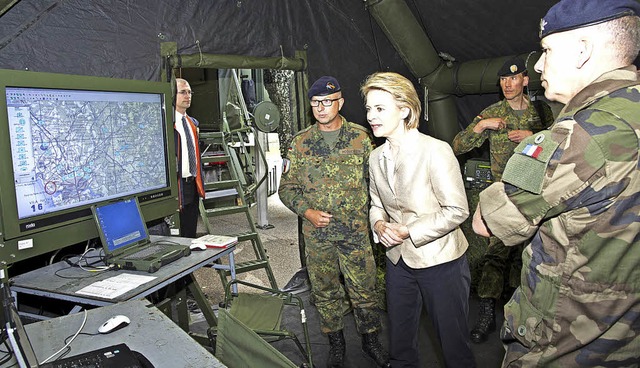 Verteidigungsministerin Ursula von der Leyen im Gefechtsstand.   | Foto: Volker Mnch