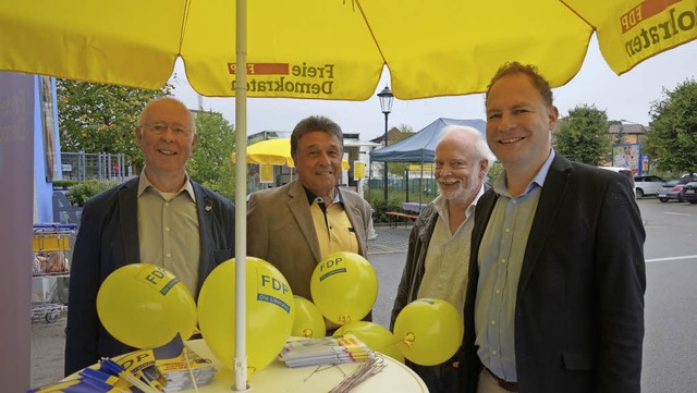 Wolfgang Eckert, Klaus Denzinger, ein ...essierter Brger und Daniel Poznanski   | Foto: Felix Held