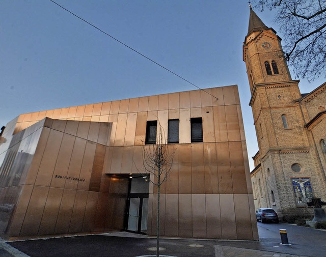 Zu den markanten neuen Bauwerken in L...auch das Pfarrzentrum St. Bonifatius.   | Foto: Barbara Ruda