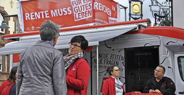 Die Gewerkschafter suchten  in der Lr... Innenstadt das Gesprch mit Brgern.   | Foto: Daniel Gramespacher