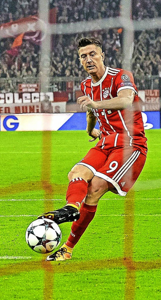 Trifft zum 1:0 fr Bayern per Elfmeter: Robert Lewandowski   | Foto: AFP