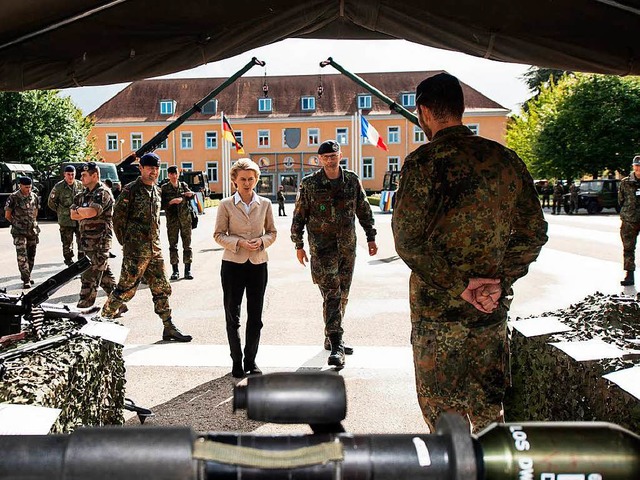 Verteidigungsministerin Ursula von der Leyen in Mllheim   | Foto: dpa