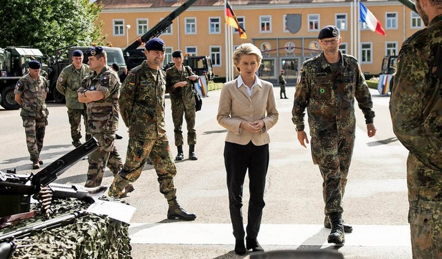 Verteidigungsministerin Ursula von der Leyen in Mllheim   | Foto: dpa