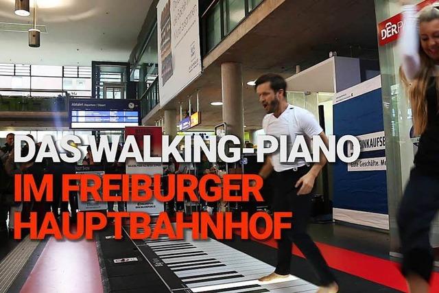 Video: Im Freiburger Hauptbahnhof steht ein riesiges Klavier