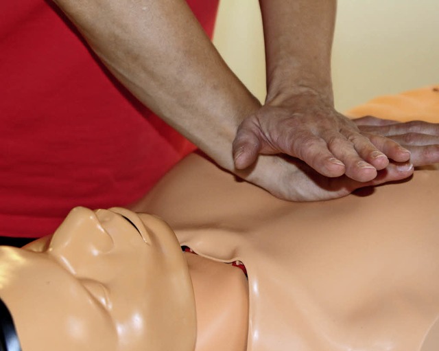 Eine Herzdruckmassage kann Leben rette...Knigschaffhausen zeigt, wie es geht.   | Foto: Privat
