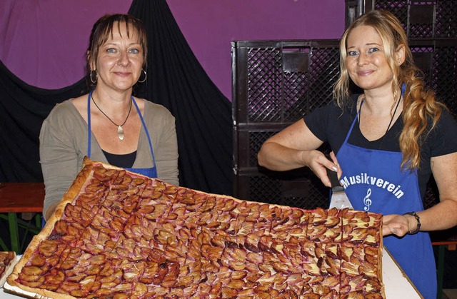 Riesig: Nicole Posewsky (links) und Ja...inger Waiefescht eine Zwetschgenwaie.   | Foto: Paul Schleer