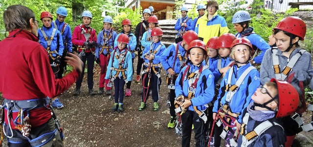 Im Erlebniswald kletterten die jungen  Wintersportler.   | Foto: Karl-Heinz Messmer