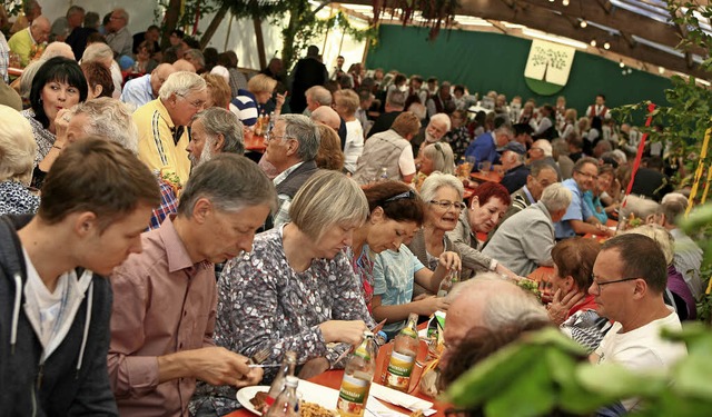 Die Aussicht auf leckeres Essen lockte die Besucher ins Festzelt.   | Foto: Wolf-Wilhelm Adam
