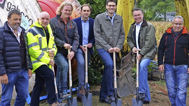 ber den Fortschritt freuen sich (von ...en) und Oliver Dreher (Tiefbau Dreher)  | Foto: M. Schopferer