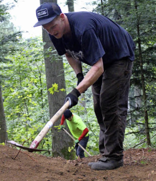 Die neue Downhill-Strecke im Wald zwis...n und Freiburg wird derzeit angelegt.   | Foto: Jenny MEdow/dpa