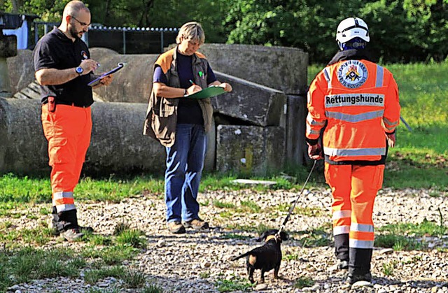 Ira Kffel (Mitte) bewertet Hund und Herrchen.   | Foto: Karin Schrder