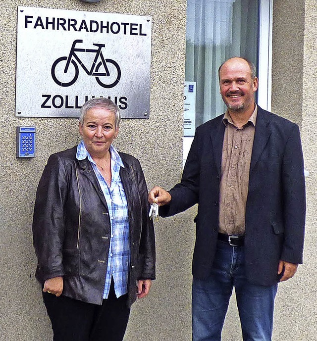 Brgermeister Stefan Kaiser (rechts) ...ssmer den Schlssel zum Fahrradhotel.   | Foto: Doris Dehmel