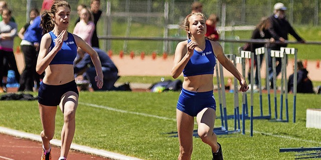 Auf der Zielgeraden: Laura Kummle (lin...i  geben beim 100 Meter Sprint alles.   | Foto: TV Wehr