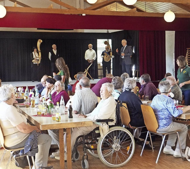 Am Sonntag gab es fr die Senioren in Wies Musik, Gedichte und gedeckte Tische.   | Foto: ulrike osswald