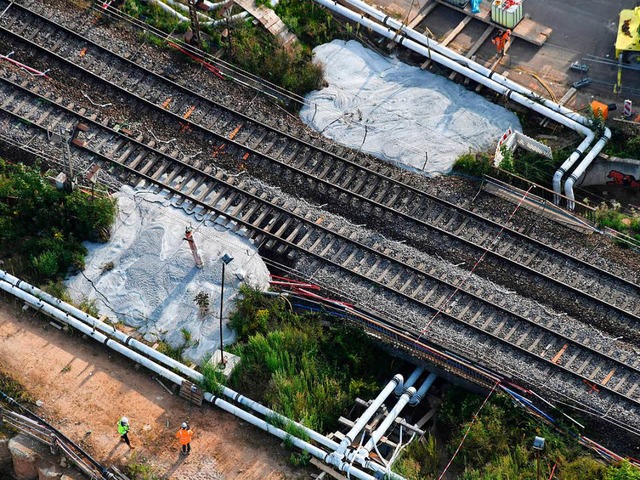 An der Baustelle des Bahntunnels Rasta...l die Strecke wieder frher frei sein.  | Foto: dpa