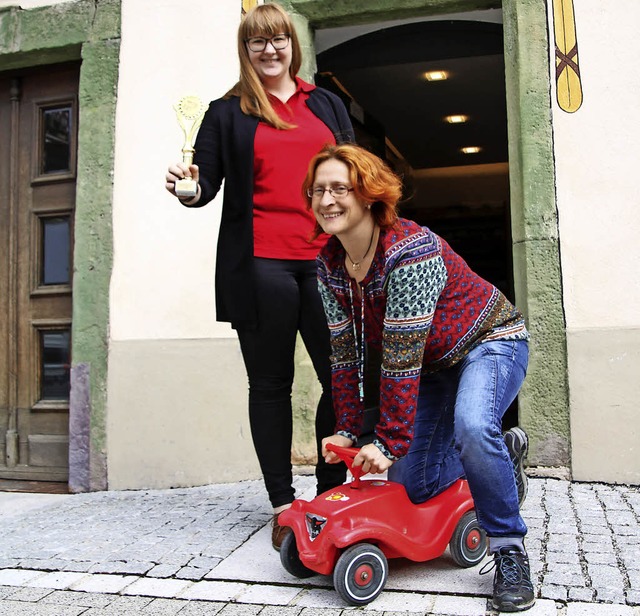 Katharina Pfaff (links) vom Tourismusa...ags wurde in die Stadthalle verlegt.    | Foto: S. Jakober