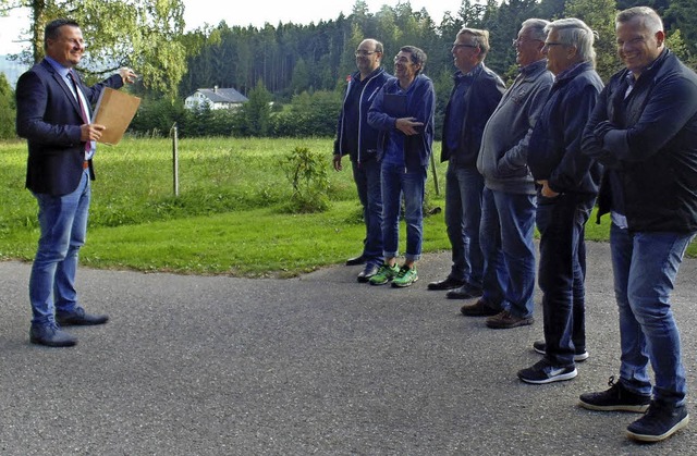 Der Bauausschuss besichtigte bei einem...e (links)  erluterte die Problematik.  | Foto: Michael Gottstein