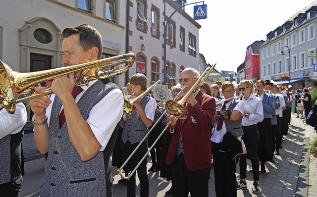 Das Zusammenspiel der drei Musikkapell...rburger Weinfest klappte hervorragend.  | Foto: Elfi Nosbsch