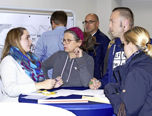 Madeleine Probst (links) im Gesprch m... mit an die 100 Zuhrern gut besucht.   | Foto: Limberger-Andris