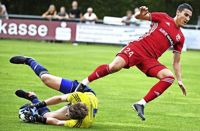 Handgestoppt. Der Endinger Keeper Ron ...m FFC-Spieler Ivan Novakovic am Ball.   | Foto: Keller