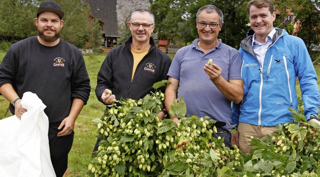 Zufrieden prsentieren sie ihre Ernte ...terer und Brgermeister Klaus Vosberg   | Foto: Markus Hemmerich