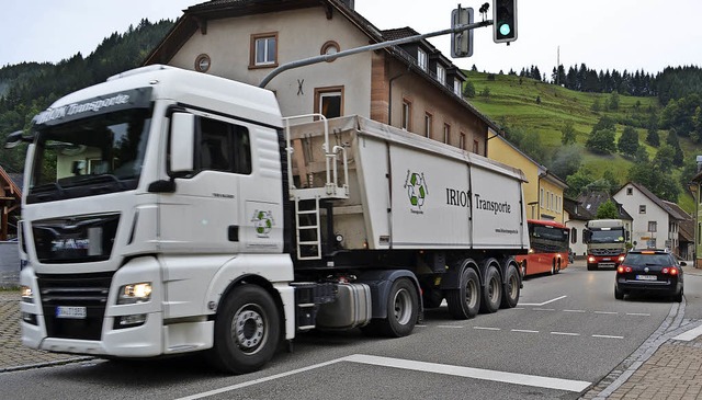 Viele Lastwagen, die auf der  auf der ...ind, fahren  tglich durch Atzenbach.   | Foto: Berger