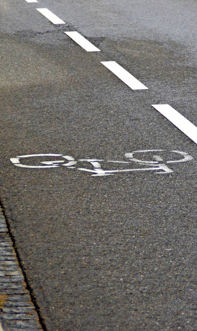 Ein Fahrradschutzstreifen soll entlang...hfahrt Sicherheit fr Radler bringen.   | Foto: Edgar Steinfelder